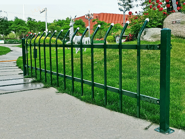 重庆折弯型草坪护栏图片2