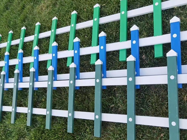 西安PVC草坪护栏图片1