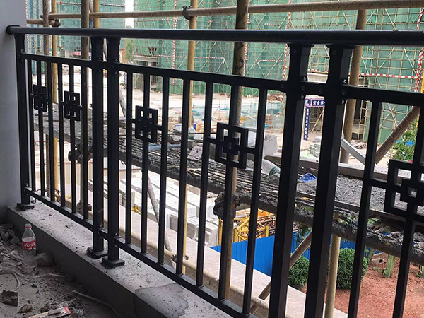 锌钢阳台护栏是目前楼盘阳台防护通用主流产品