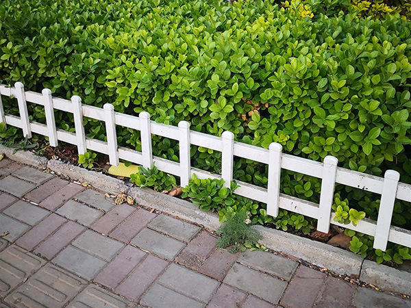 草坪护栏是用锌钢材质好还是pvc材质好？