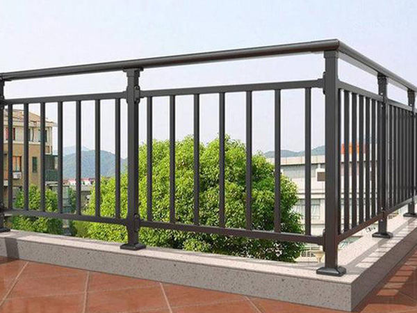 小区用的阳台护栏怎么安装？